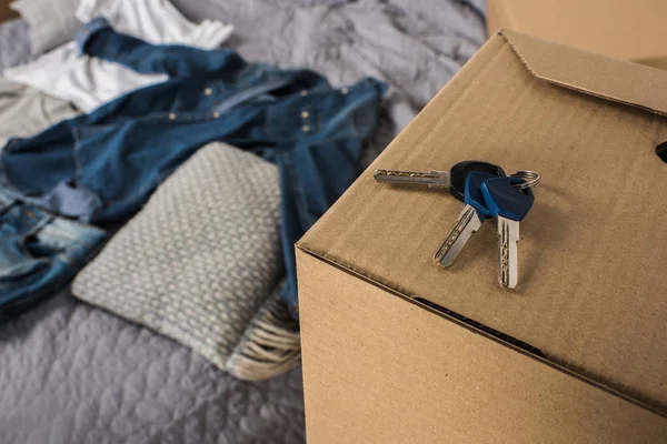 Keys from apartment on cardboard box — Stock Photo, Image