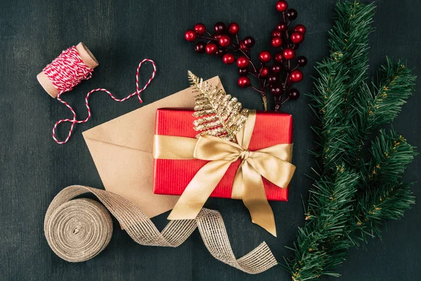 Vánoční dárek a obálky — Stock fotografie