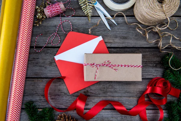 Christmas gift and envelope — Stock Photo, Image