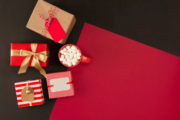 Presentes de Natal e bebidas com marshmallows — Fotografia de Stock