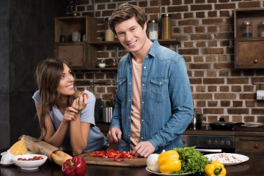 Çift evde akşam yemeği hazırlanıyor