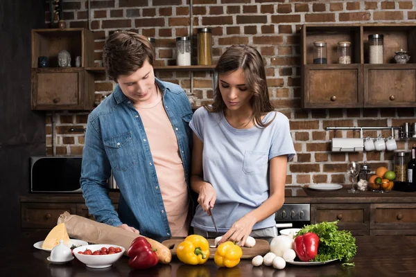 Casal cozinhar jantar em casa — Fotografia de Stock