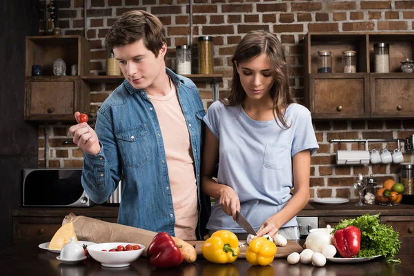 Pareja cocinando la cena en casa —  Fotos de Stock