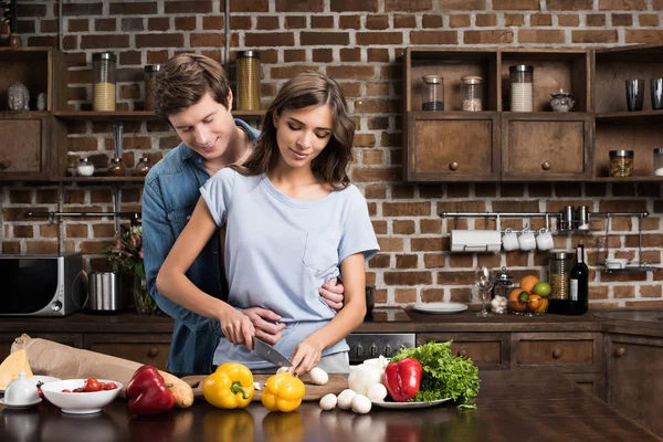 Couple cooking dinner at home — Stock Photo, Image