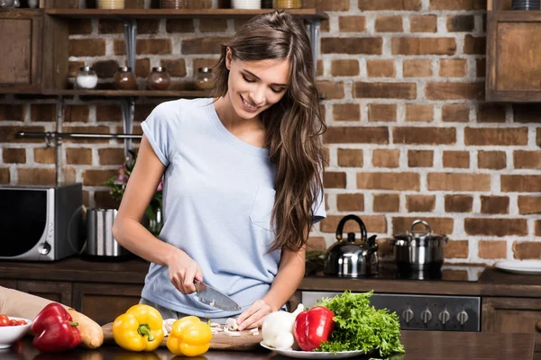 Woman cooking dinner — Stock Photo, Image