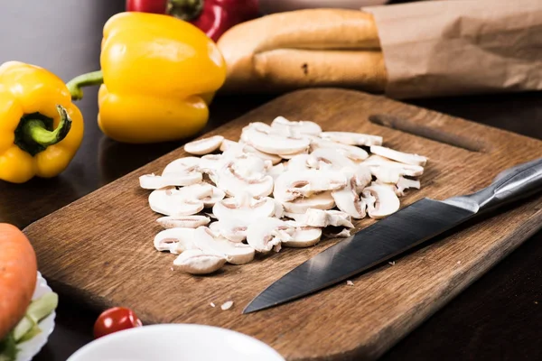 Champiñones cortados en tabla de cortar — Foto de Stock