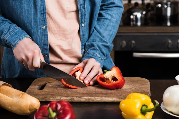 Man cutting pepper — Stock Photo, Image