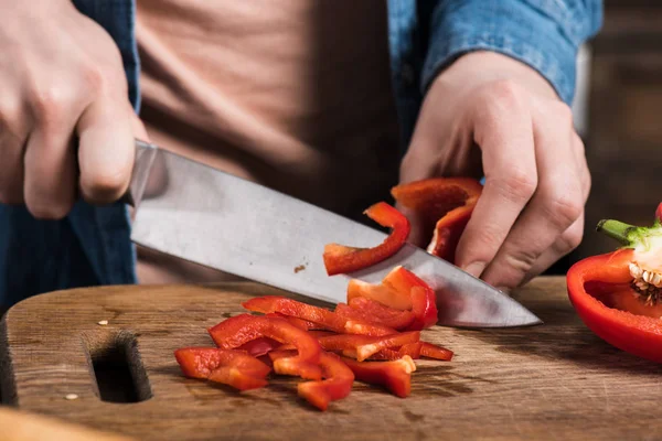 Man cutting pepper — Stock Photo, Image