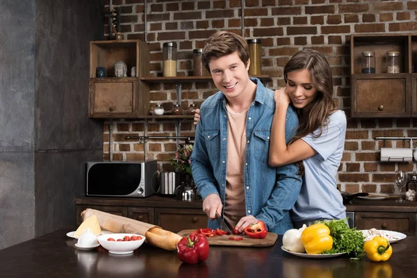 Couple cooking dinner at home — Stock Photo, Image