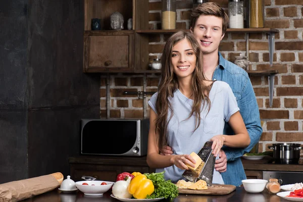 Couple preparing dinner at home — Stock Photo, Image