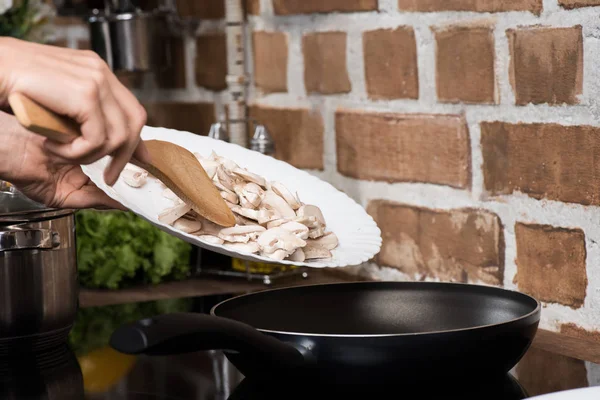 mantar için yemek kadın