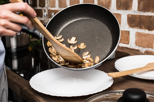 mantar için yemek kadın