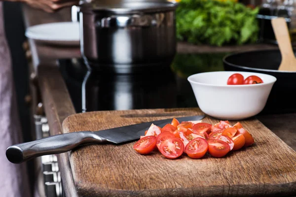 Cut cherry tomatoes on cutting board — Free Stock Photo