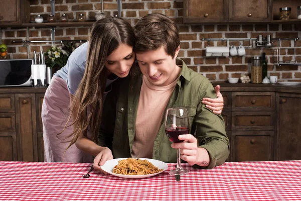 Mujer sirviendo cena para novio — Foto de Stock