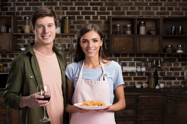 Couple with dinner in hands — Free Stock Photo