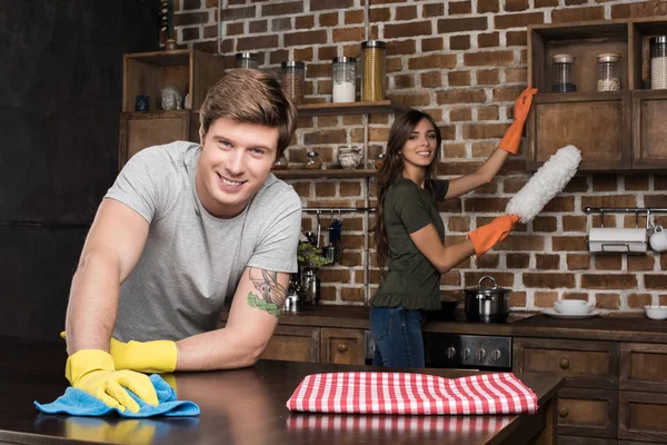 Pareja limpieza cocina juntos —  Fotos de Stock