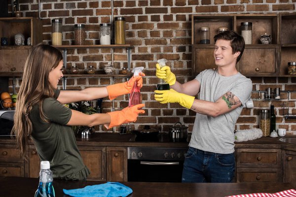 пара весело время уборки дома
