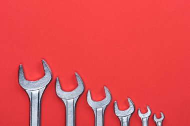 İngiliz anahtarları farklı boyutta bir satýr