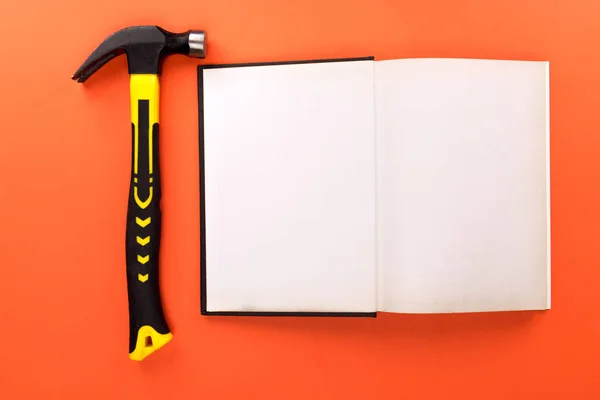 Open book and hammer — Stock Photo, Image