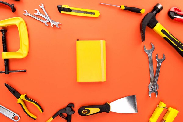 инструменты для ремонта и ноутбук
