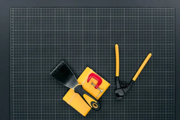 Laptop- en timmerwerk tools op ruitjespapier — Stockfoto