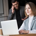 Donna d'affari che lavora con il computer portatile