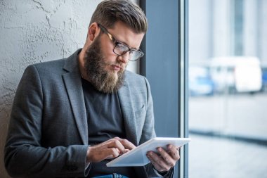 işadamı tablet kullanma