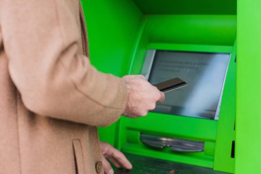 atm içinde PIN kodunu girme