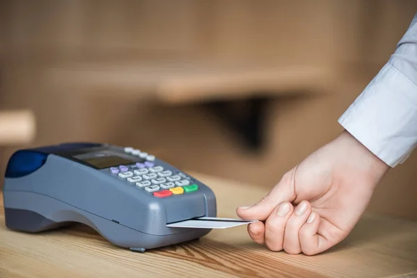 Putting credit card into terminal — Stock Photo, Image