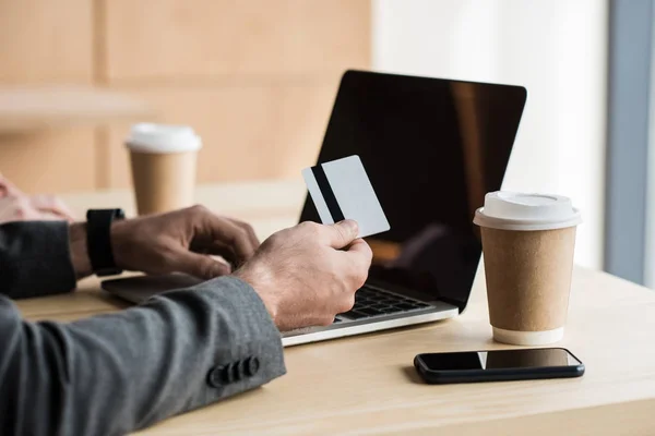 Hombre haciendo e-shopping con el ordenador portátil — Foto de Stock