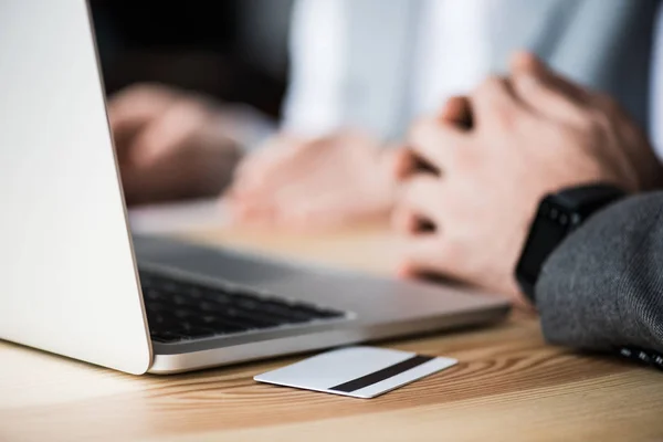 Laptop com cartão de crédito no local de trabalho — Fotografia de Stock