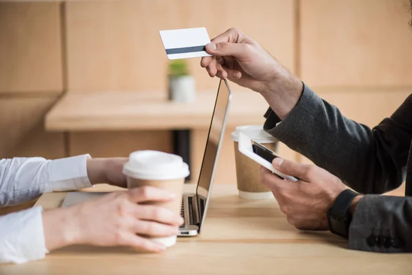 Hombre dando tarjeta de crédito a la mujer — Foto de Stock