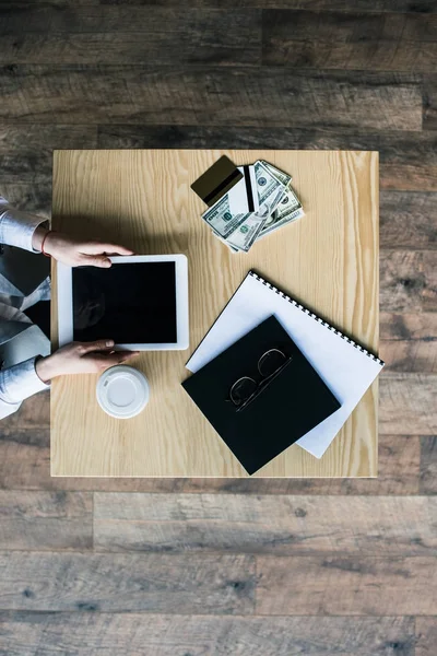 Tablet kullanan iş kadını