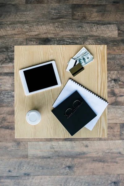 Zakelijke werkplek op tafel in café — Stockfoto