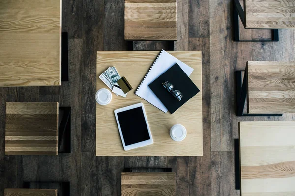 Zakelijke werkplek op tafel in café — Stockfoto