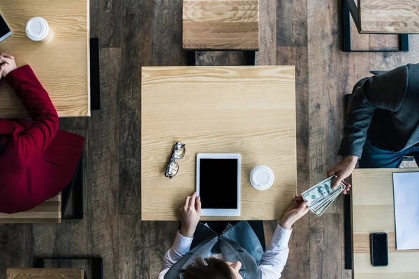 Empresarios pasando dinero en efectivo en la cafetería — Foto de Stock