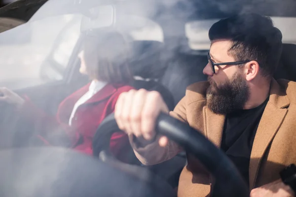 Couple riding car — Stock Photo, Image