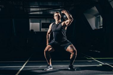 Sporcu kaldırma kettlebell