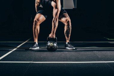 Sporcu kaldırma kettlebell