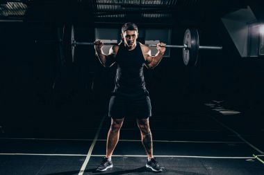 sporcu bir halter kaldırma 