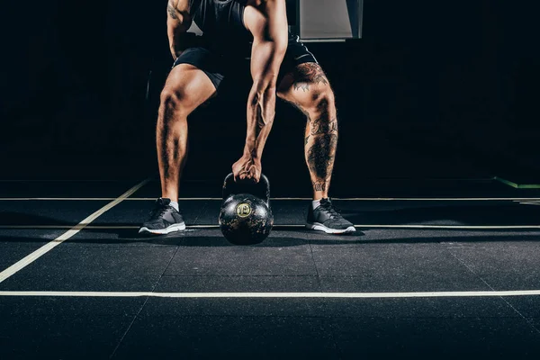 Sportman hijs kettlebell — Stockfoto