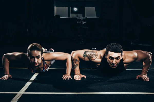 Fit casal fazendo flexões — Fotografia de Stock