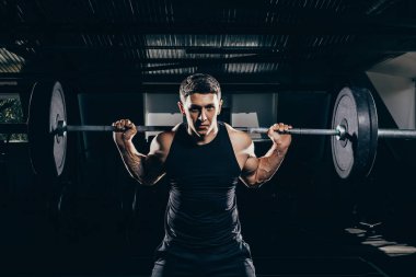 sporcu bir halter kaldırma 