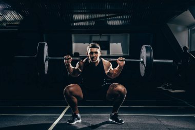 sporcu bir halter kaldırma 