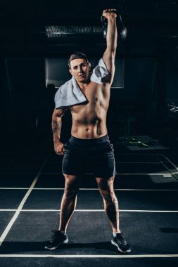 Uygun sporcu kettlebell kaldırma