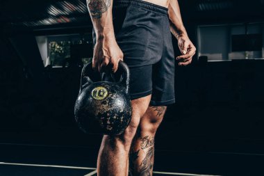 sporcu holding kettlebell 