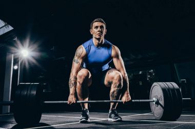 atletik sporcu kaldırma halter