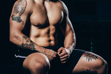 Gömleksiz atletik erkek