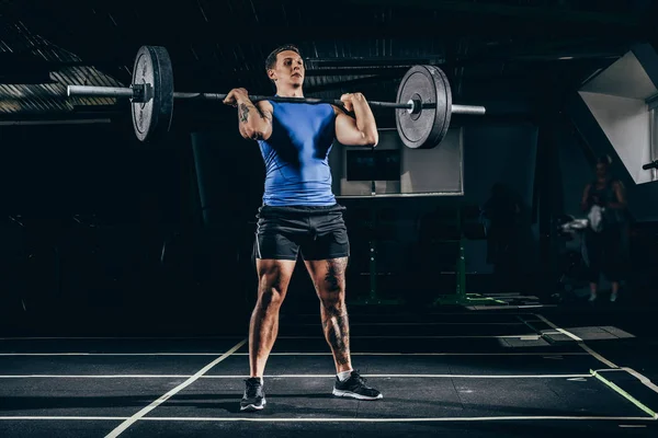 Sportsman zvedací činka — Stock fotografie