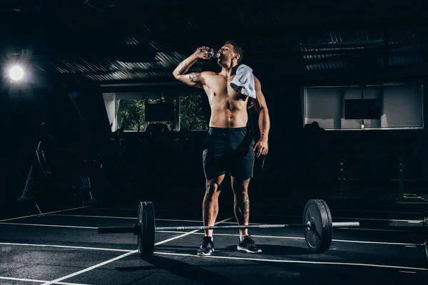 Fit sportsman drinking water — Stock Photo, Image